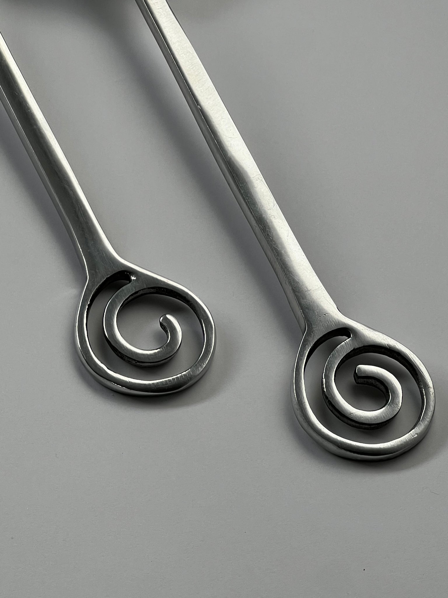 Swirl salad servers