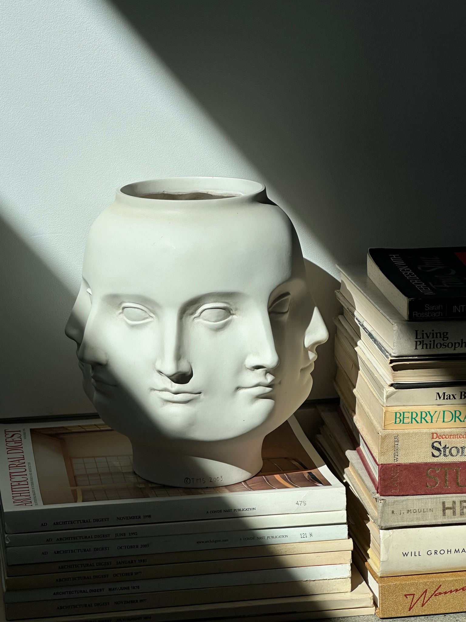Perpetual face vase by TMS