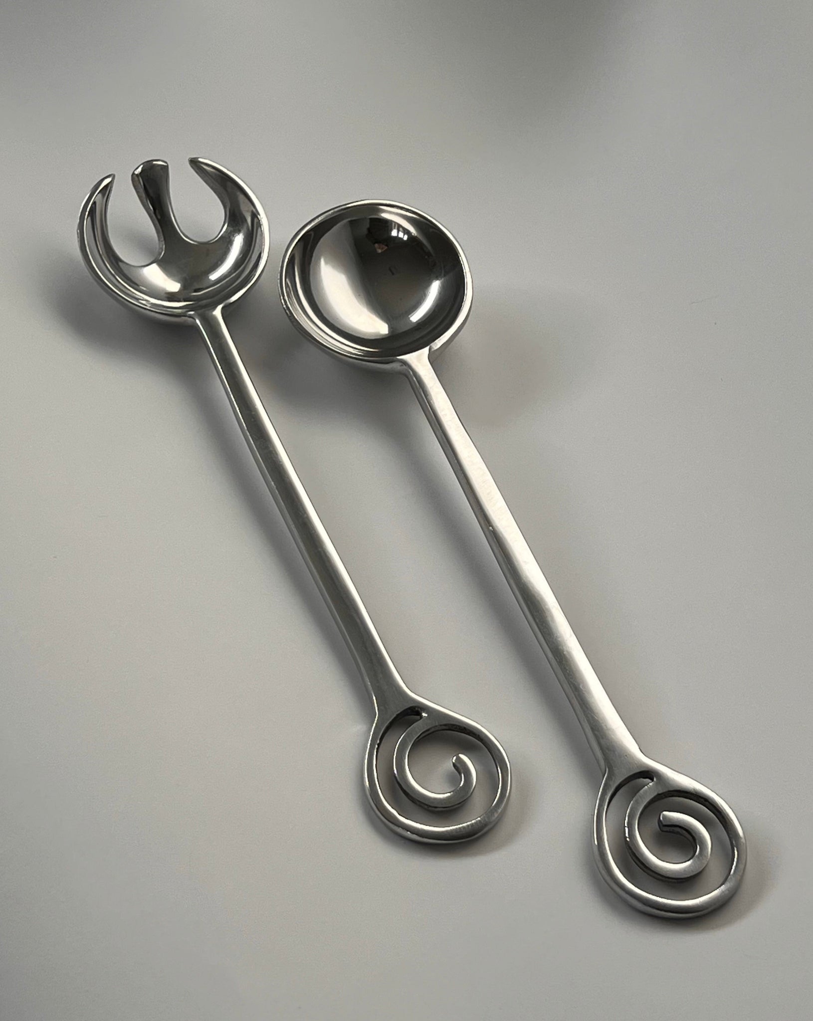 Swirl salad servers